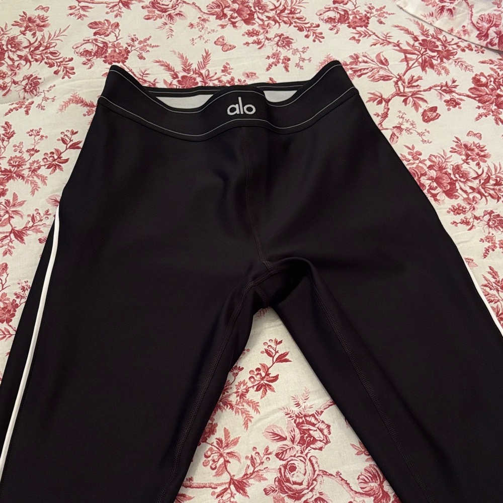 ALO Yoga Black Leggings with White Accents Size L full lenght